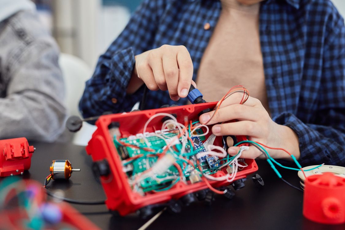 Kids building robots with AI vision elements